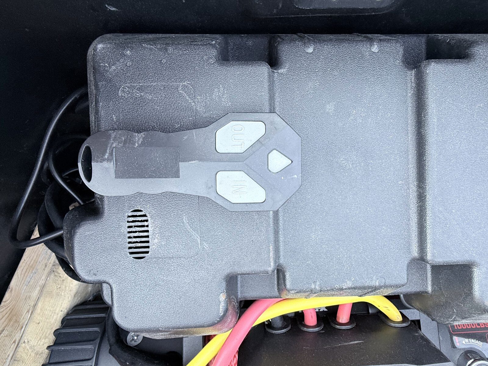 Electric winch with wireless remote control